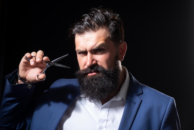 Retrato de homem barbudo de homem com barba longa e tesoura de barbeiro de bigode para barbeiro vintage ba