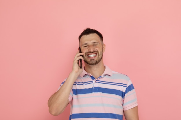 Retrato de homem barbudo falando ao telefone