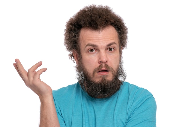 Retrato de homem barbudo surpreso com cabelo encaracolado engraçado olhando para a câmera