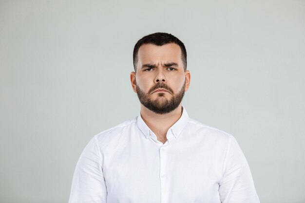 Retrato de homem barbudo triste na camisa branca