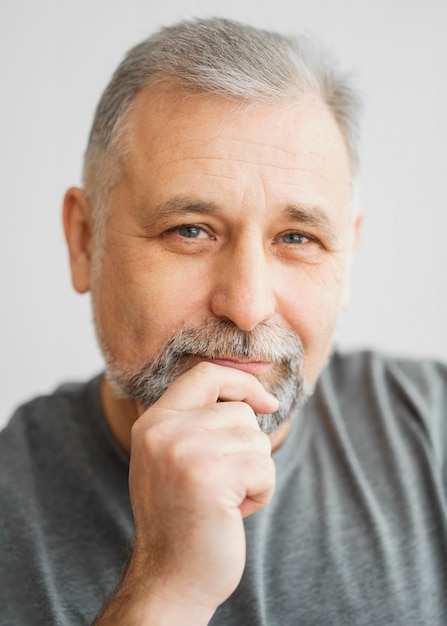 Foto retrato de homem barbudo