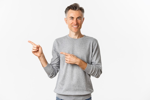 Retrato de homem bonito de meia-idade com penteado curto cinza, sorrindo satisfeito