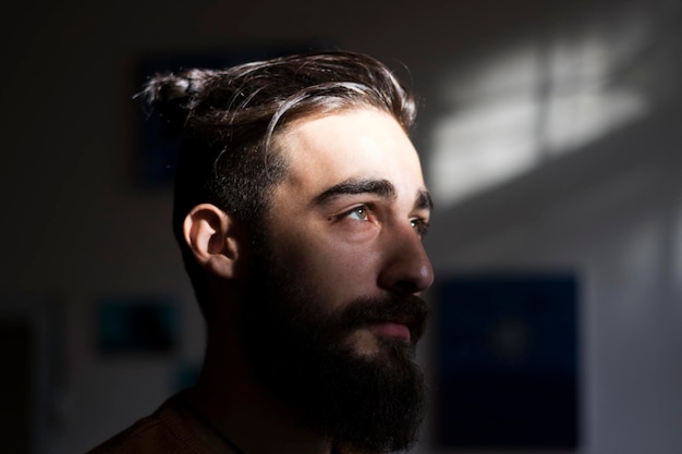 Retrato de homem bonito e bonito