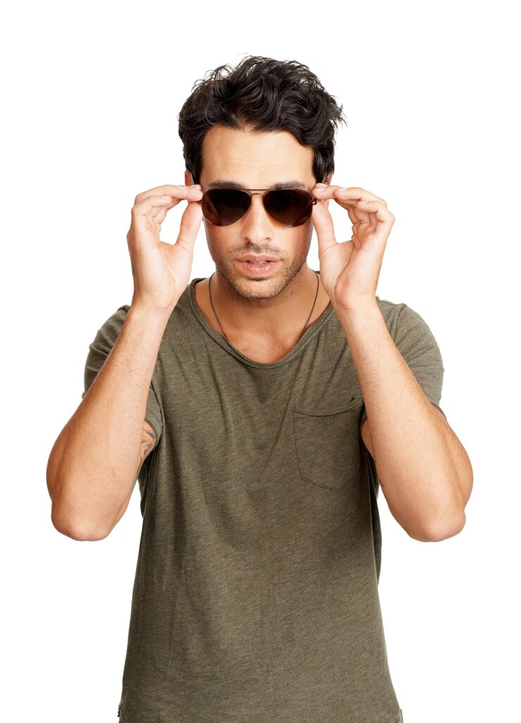 Foto retrato de homem bonito e óculos de sol na moda mentalidade ou atitude de estilo legal contra um fundo de estúdio branco rosto de jovem homem atraente ou modelo posando em roupas casuais elegantes