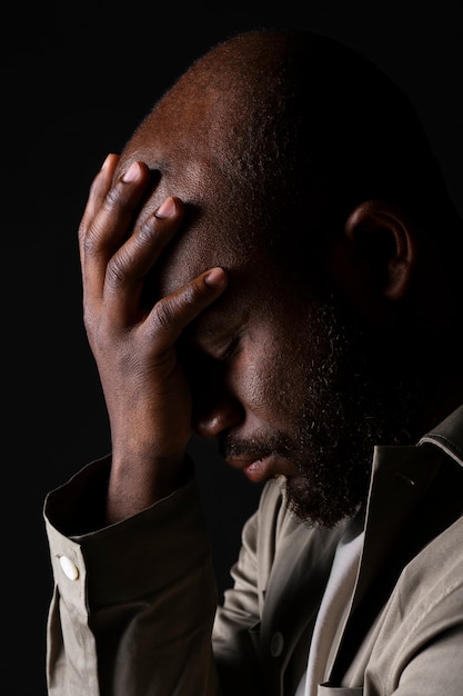 Foto retrato de homem bonito e sensível