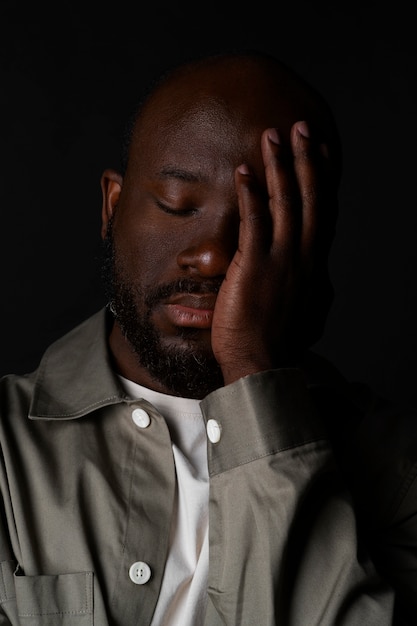 Foto retrato de homem bonito e sensível