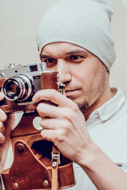 Retrato de homem bonito elegante com câmera