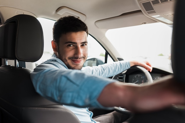 Retrato de homem bonito no carro