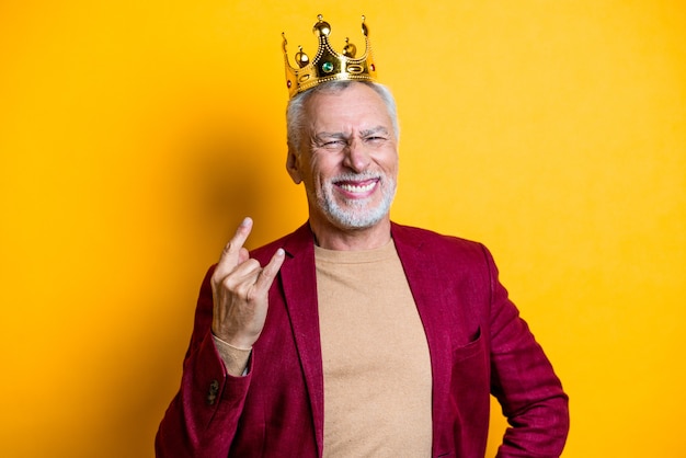 Foto retrato de homem bonito sênior isolado no branco