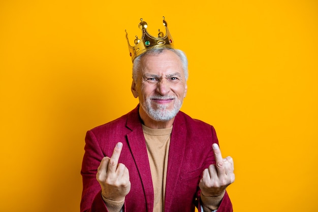 Foto retrato de homem bonito sênior isolado no branco