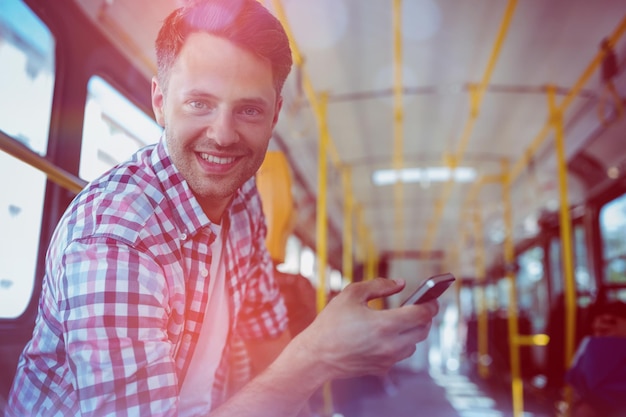 Retrato de homem bonito, usando telefone celular