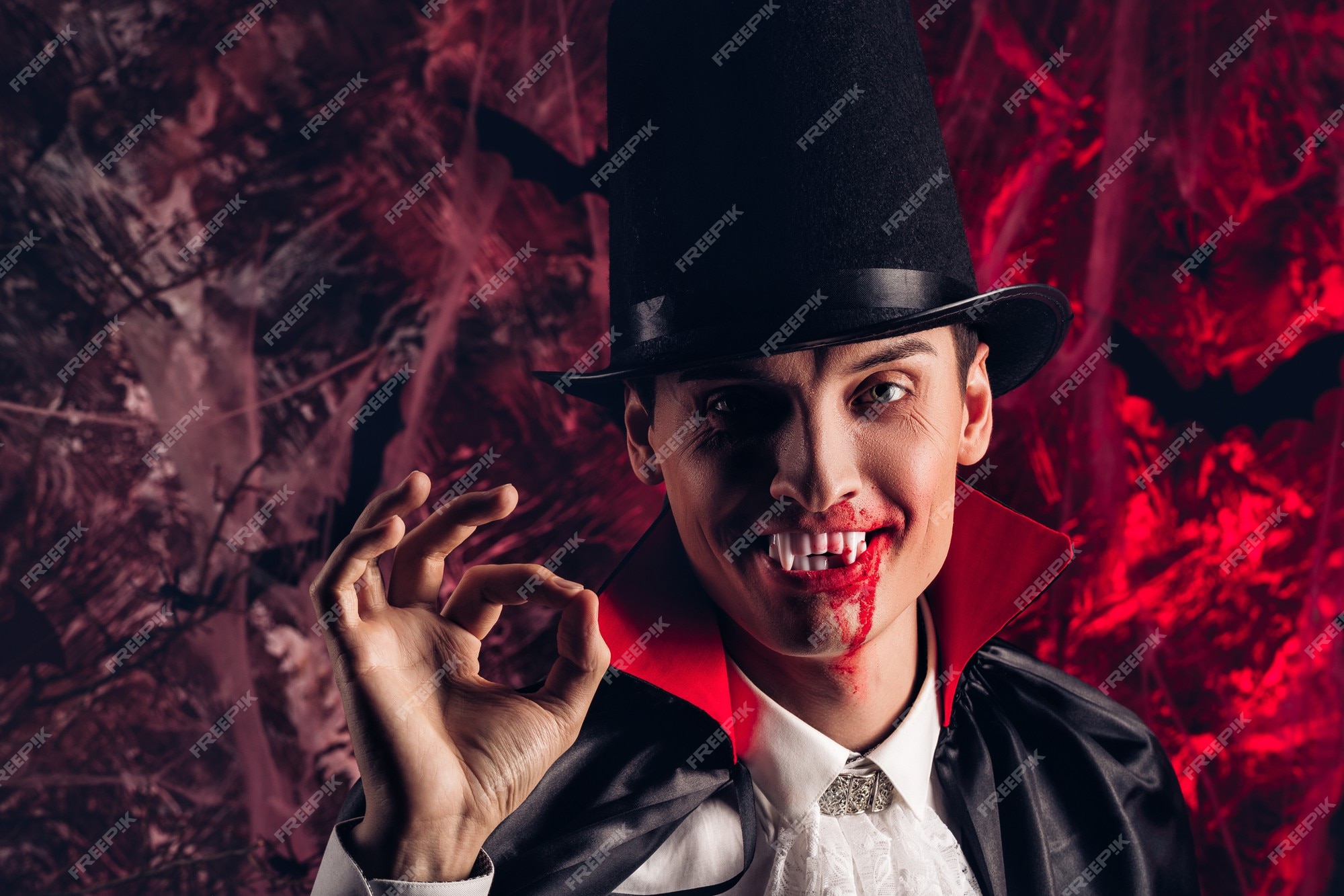 Homem bonito vestido com uma fantasia de drácula para o halloween