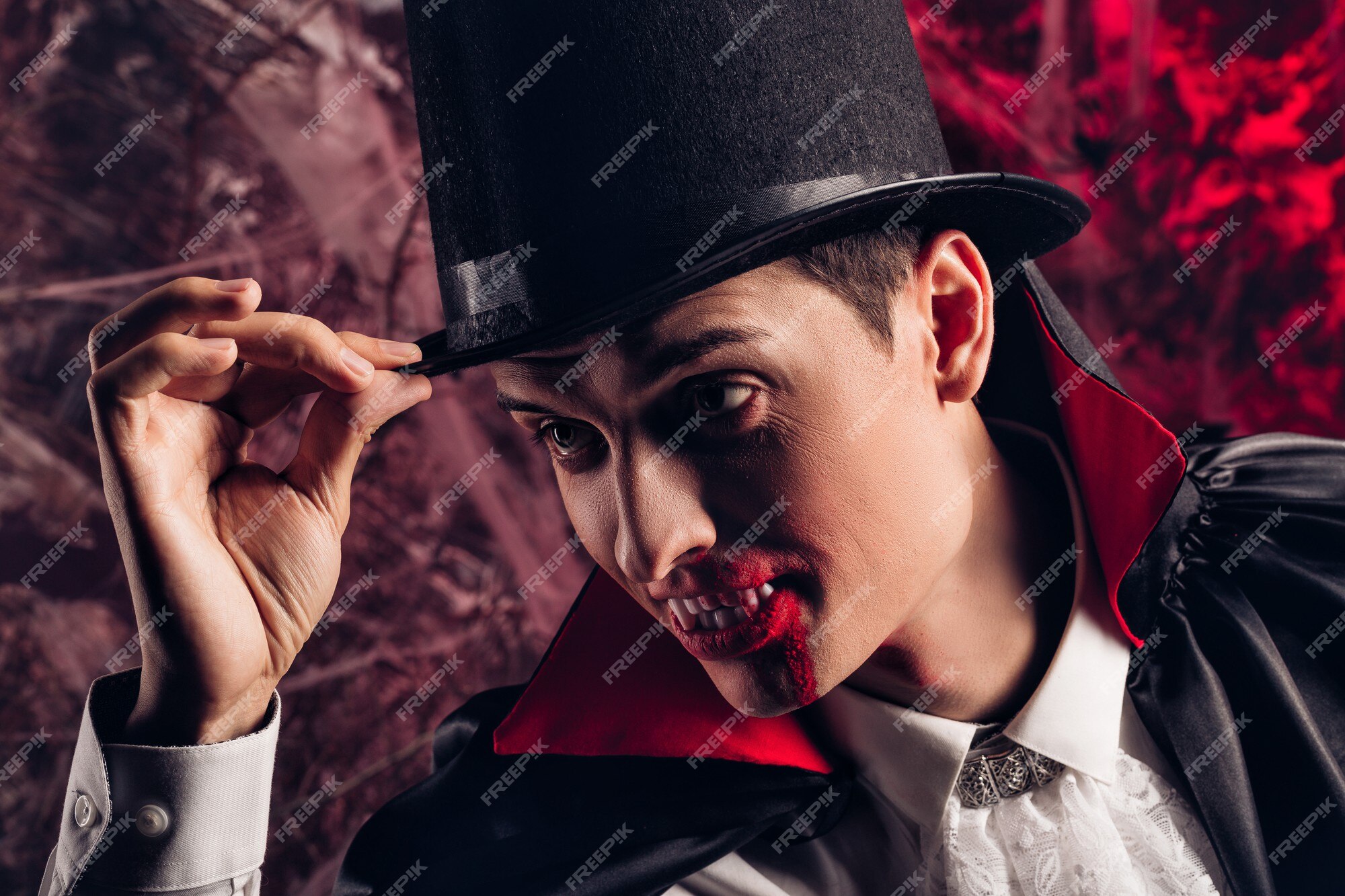 Homem Na Fantasia De Vampiro Rei Halloween Foto de Stock - Imagem de  arrepiante, caucasiano: 231325762