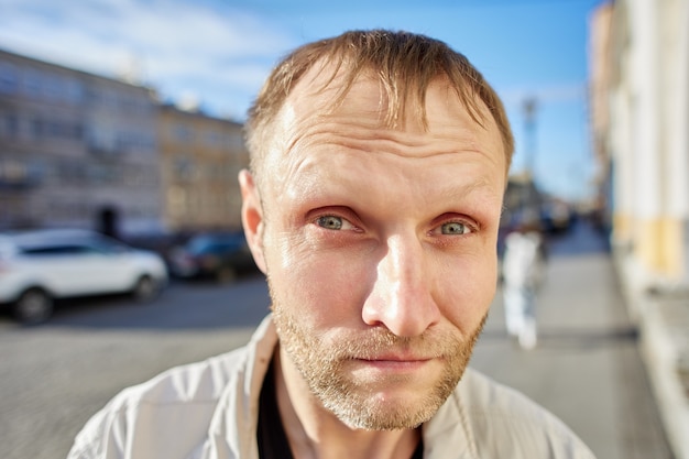 Retrato de homem branco na rua da cidade durante o dia