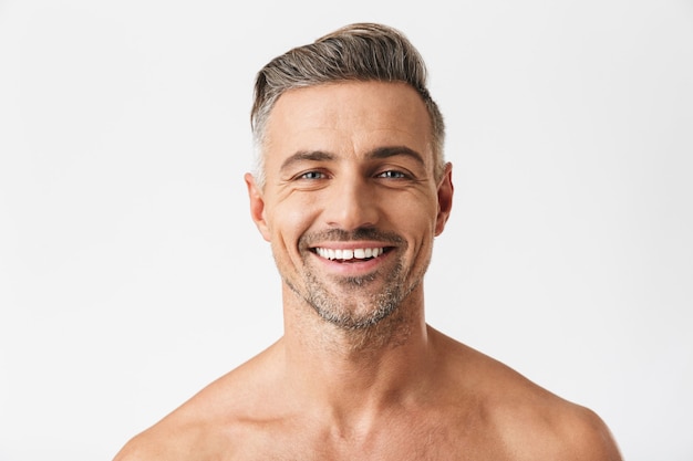 retrato de homem branco seminu de 30 anos com cerdas sorrindo isolado no branco