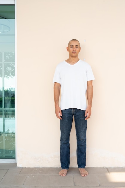 Foto retrato de homem careca bonito vestindo camiseta