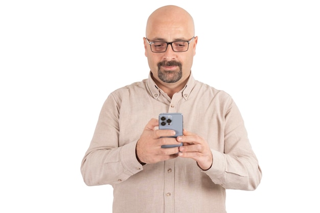 Retrato de homem caucasiano milenar usando smartphone moderno. Navegando na ideia do conceito de internet.