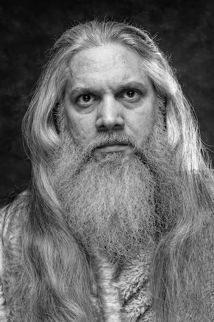 Retrato de homem com barba e cabelo comprido