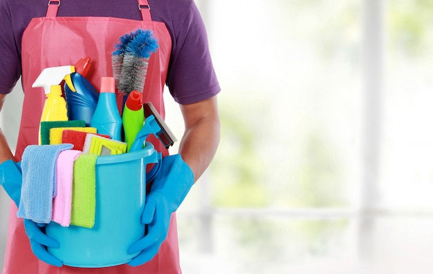 Retrato de homem com equipamentos de limpeza