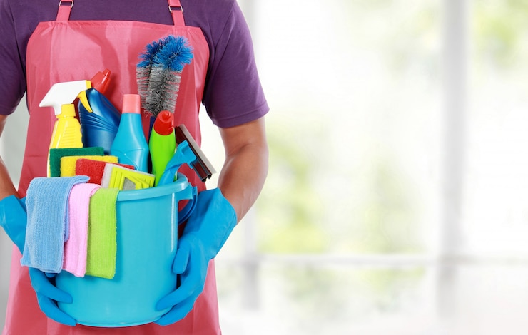 Foto retrato de homem com equipamentos de limpeza