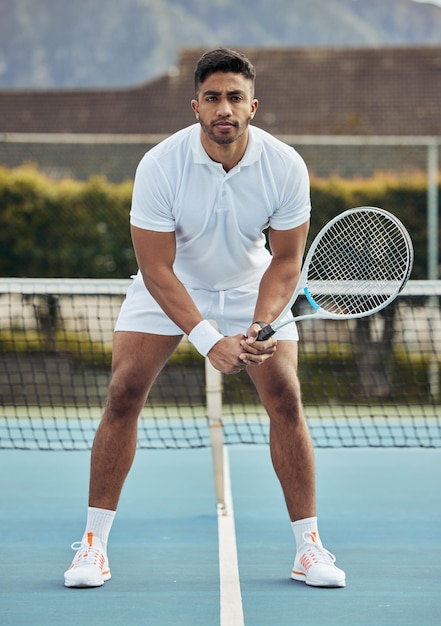 Foto retrato de homem com fitness na quadra de tênis e iniciar esportes e atleta para desempenho e competição saúde pronto para jogo e jogador profissional em grama ao ar livre com exercício e raquete