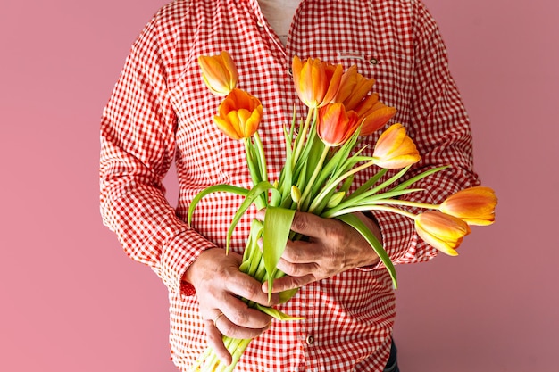 Retrato de homem com flores de primavera, saudação de feriado, com espaço para texto