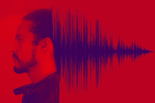 Foto retrato de homem com forma de onda de áudio em fundo vermelho e roxo