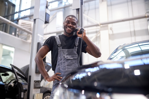 Retrato de homem com máquina de buffer de energia para polir carros