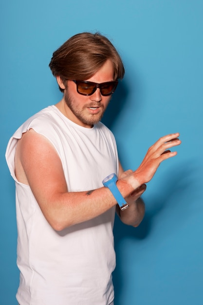 Foto retrato de homem com marcas de queimaduras solares na pele