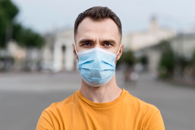 Foto retrato de homem com máscara médica