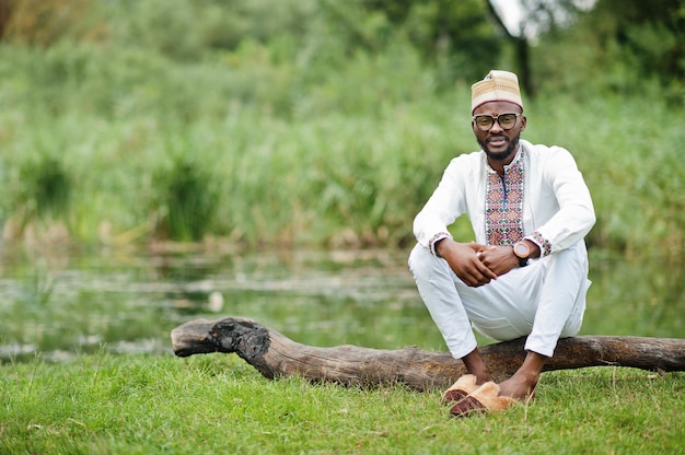 Retrato de homem com roupas tradicionais no parque