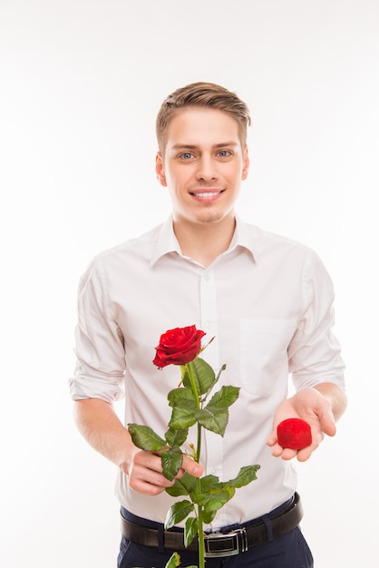 Retrato de homem com uma rosa vermelha e um anel de casamento