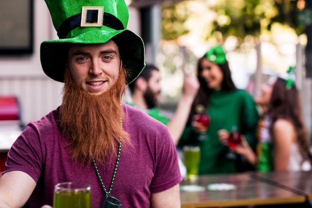 Foto retrato de homem comemorando o dia de são patrício