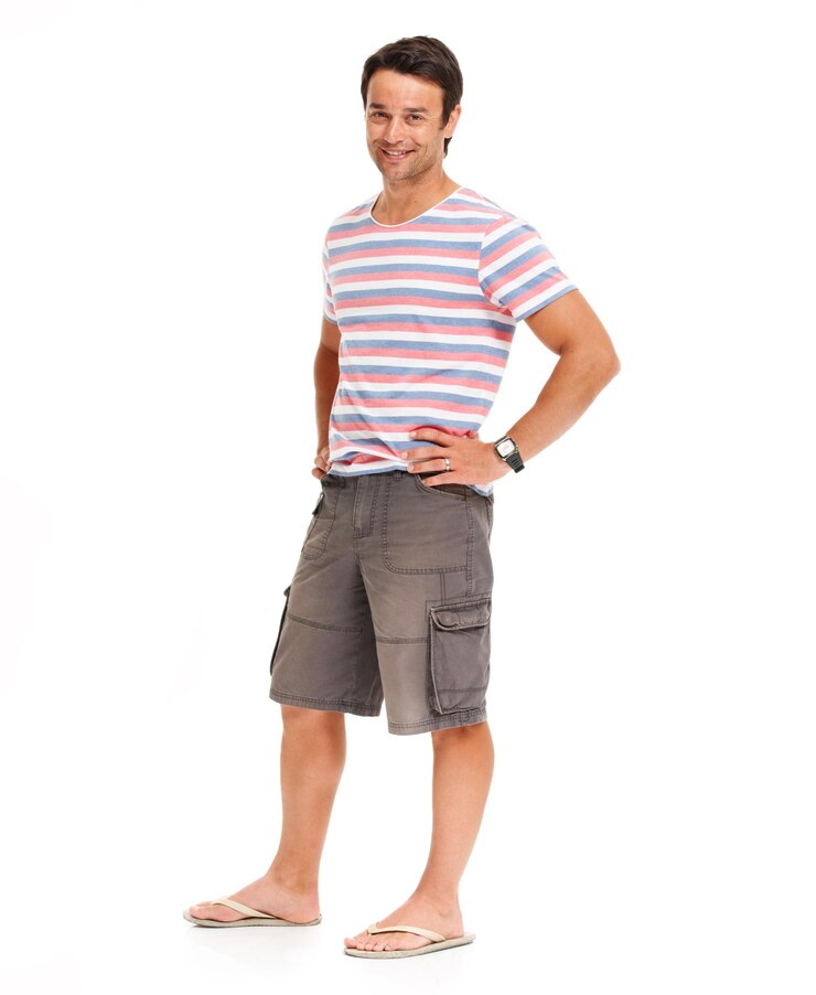 Foto retrato de homem confiante e felicidade com estilo descontraído em moda estética casual e estúdio jovem modelo positivo e sorriso com moda para espaço de maquete de lazer ou isolado em fundo branco