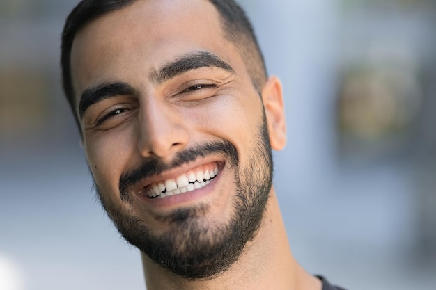 Retrato de homem confiante iraniano feliz rindo e olhando para a câmera