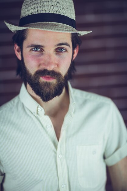 Foto retrato de homem confiante vestindo chapéu