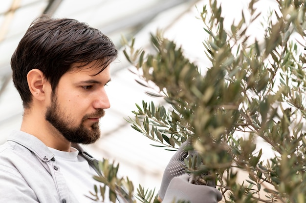 Foto retrato de homem crescendo plantas