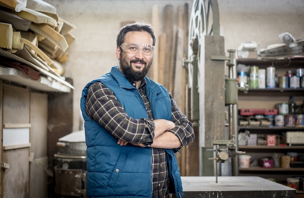 Retrato de homem de artesanato oficina dentro de casa