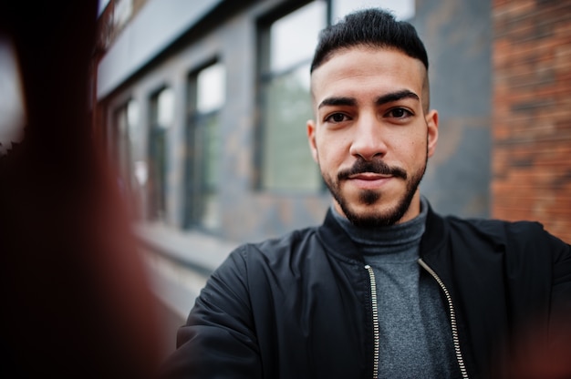 Retrato de homem de barba árabe elegante