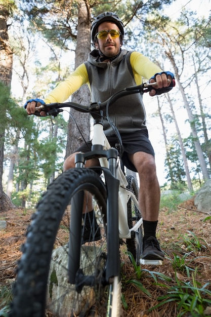 Retrato de homem de bicicleta de montanha homem andando de bicicleta na floresta