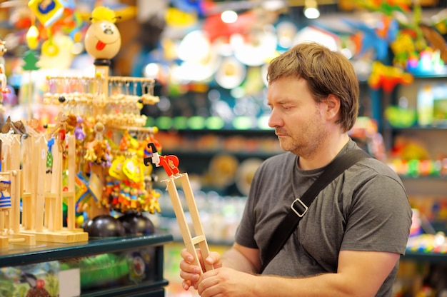 Retrato de homem de meia idade na loja de brinquedos de madeira