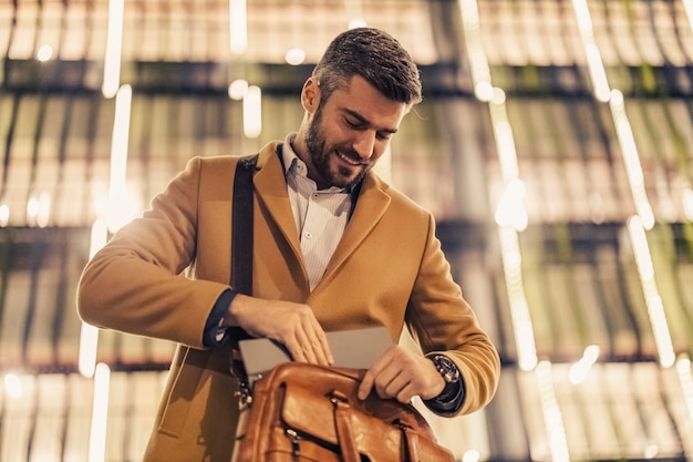 Retrato de homem de negócios bonito ao ar livre