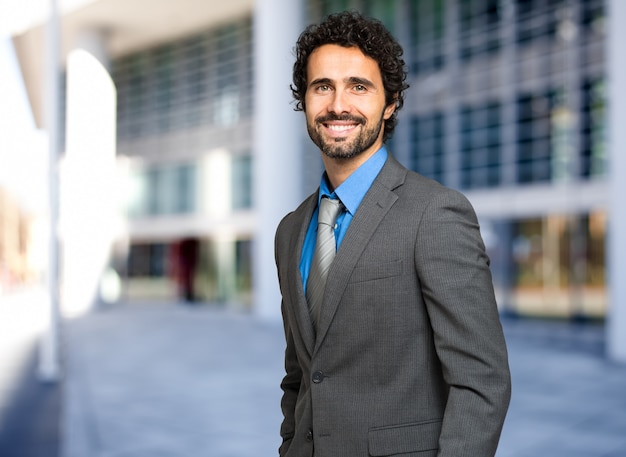 Retrato de homem de negócios bonito ao ar livre