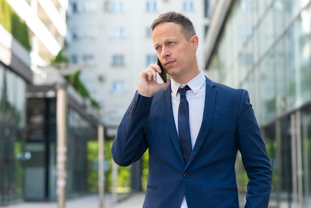 Retrato de homem de negócios bonito falando no telefone