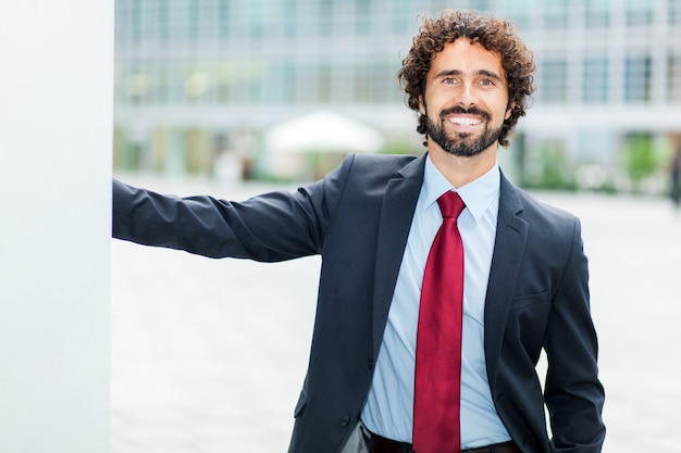 Retrato de homem de negócios bonito