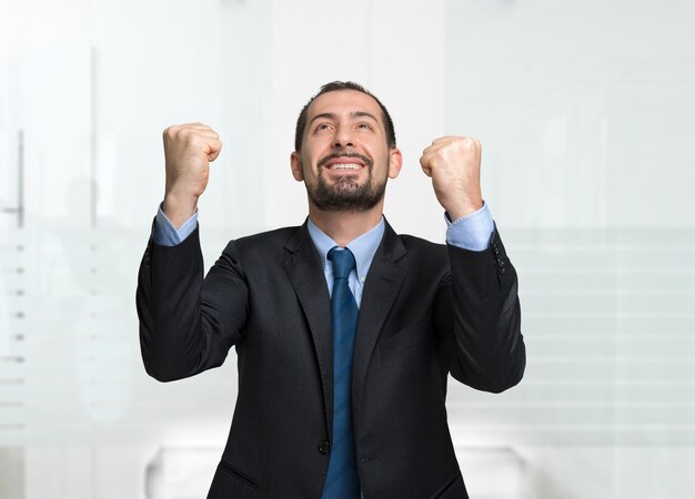 Retrato de homem de negócios muito feliz