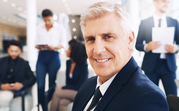 Retrato de homem de negócios sênior e gerente em uma reunião de trabalho em equipe feliz com o crescimento da empresa Líder corporativo de homem de negócios e sorriso de ceo do sucesso da estratégia de trabalho do funcionário e colaboração no escritório