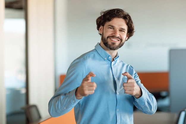 Retrato de homem de negócios sorridente posando olhando para a câmera