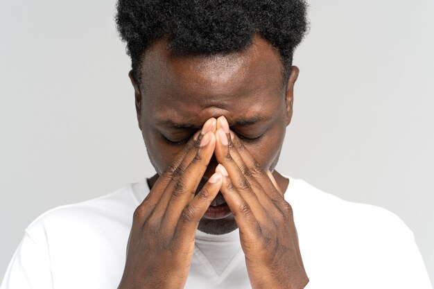 Retrato de homem deprimido chateado cara negro closeup sofre de tristeza depressão