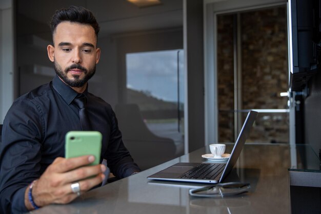 Foto retrato de homem digitando na frente de seu computador no home office